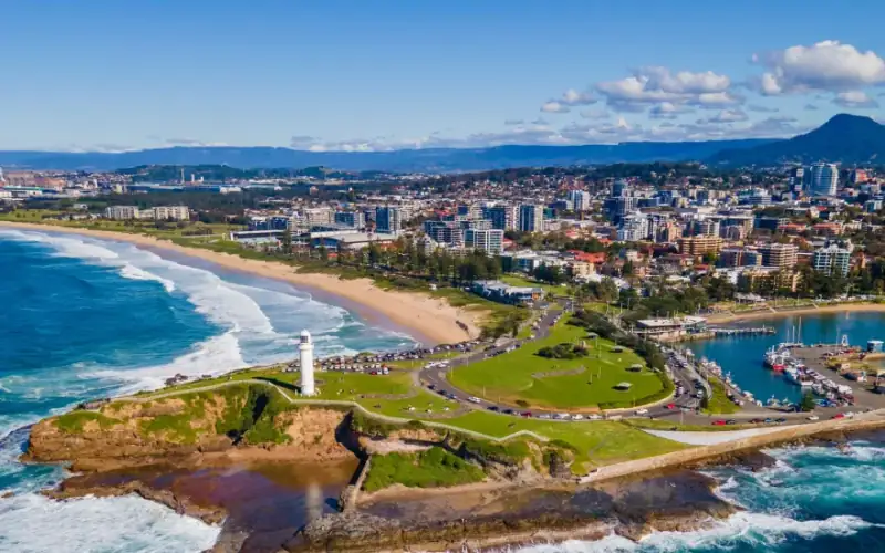 Wollongong harbour and Flagstaff Point lighthouse below the escarpment